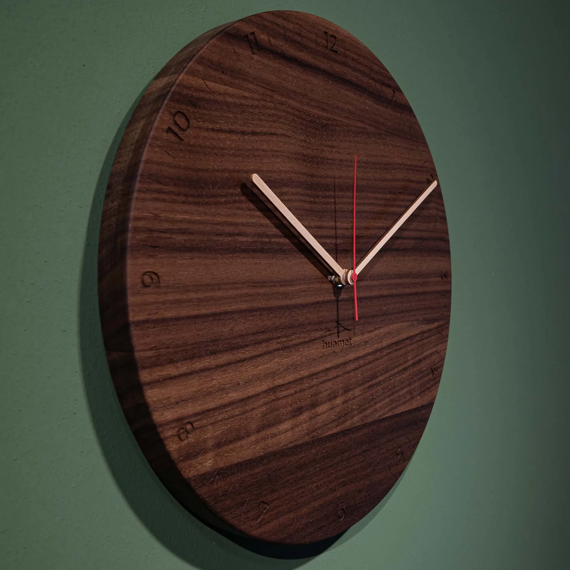 Design Wanduhr 'Bergtouhr Nuss rund'