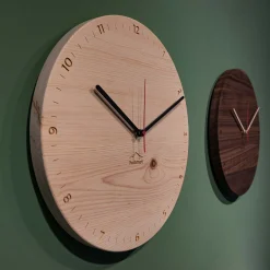 Design Wanduhr 'Bergtouhr Zirbe rund'