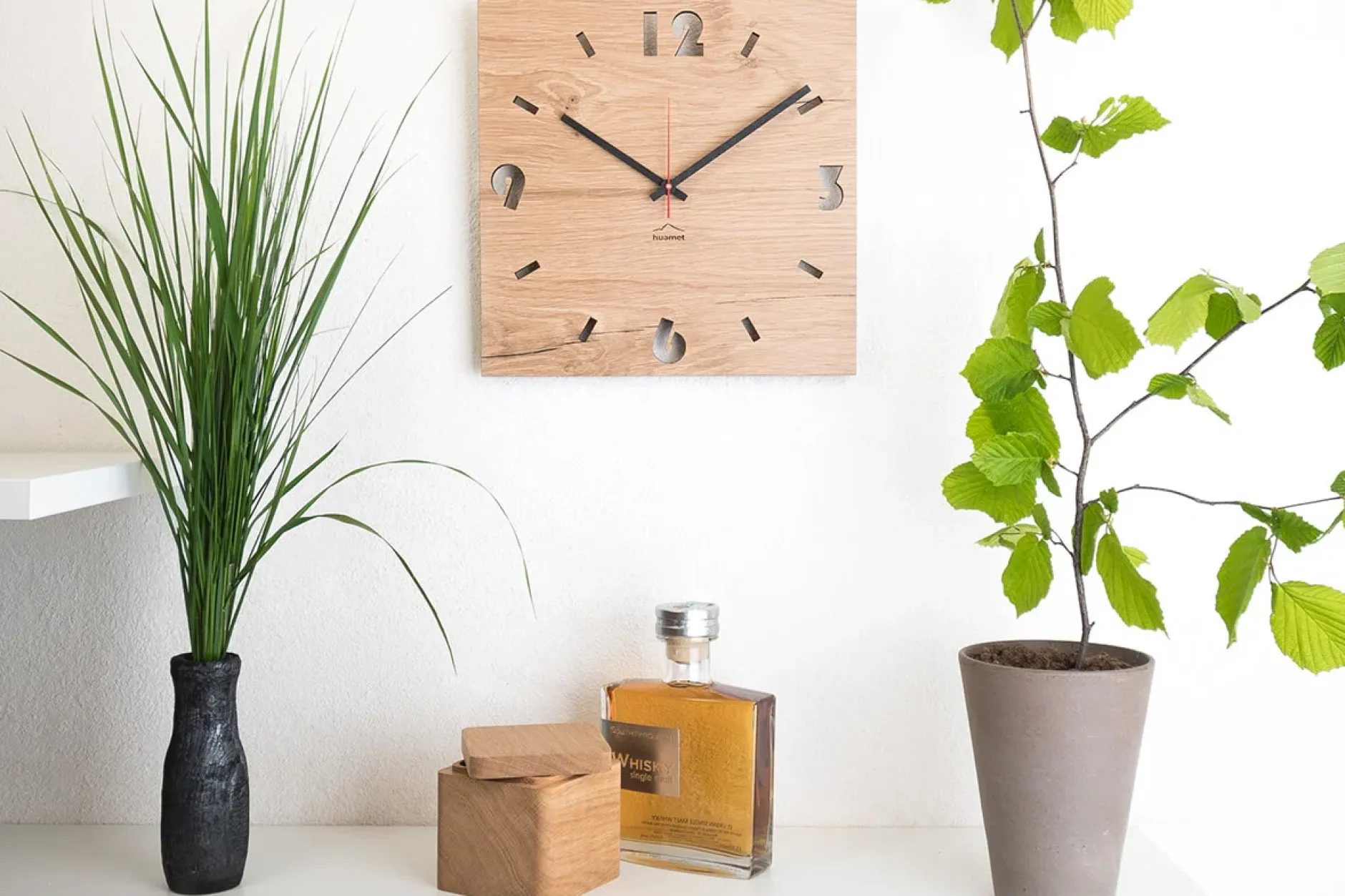 Design Wanduhr 'Duhrchbruch Eiche eckig'