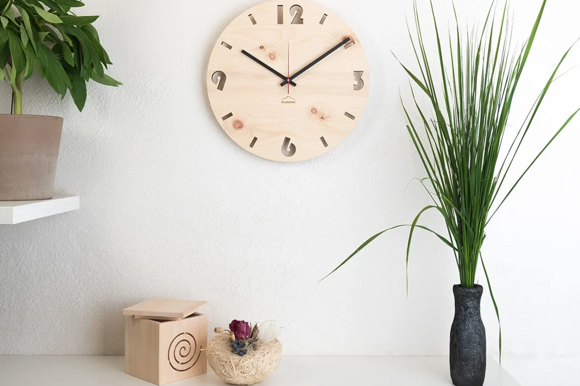 Design Wanduhr 'Duhrchbruch Zirbe rund'