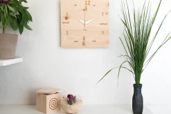 Design Wanduhr 'Kultuhr Zirbe eckig'