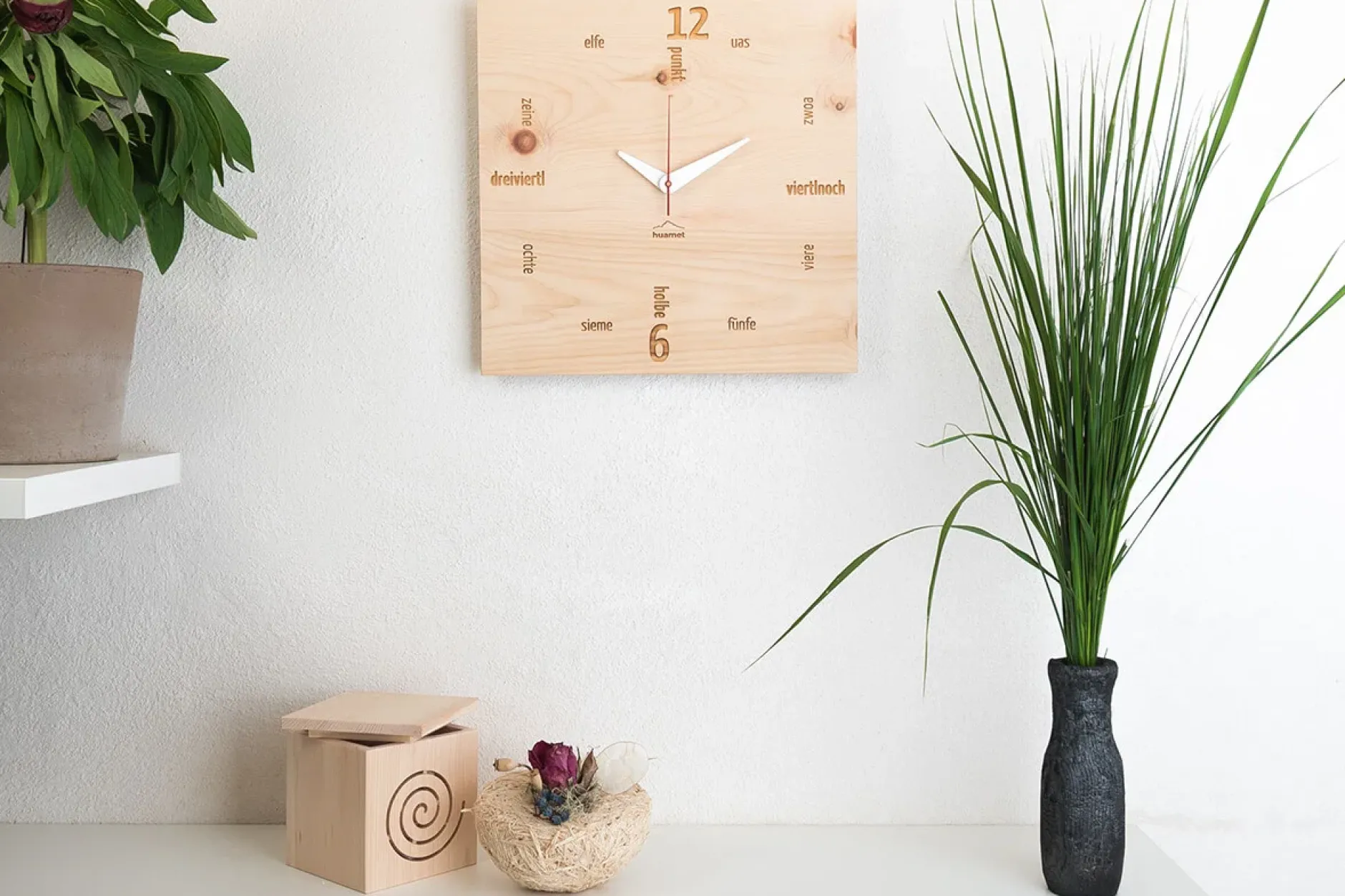 Design Wanduhr 'Kultuhr Zirbe eckig'