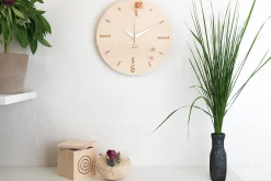 Design Wanduhr 'Kultuhr Zirbe rund'