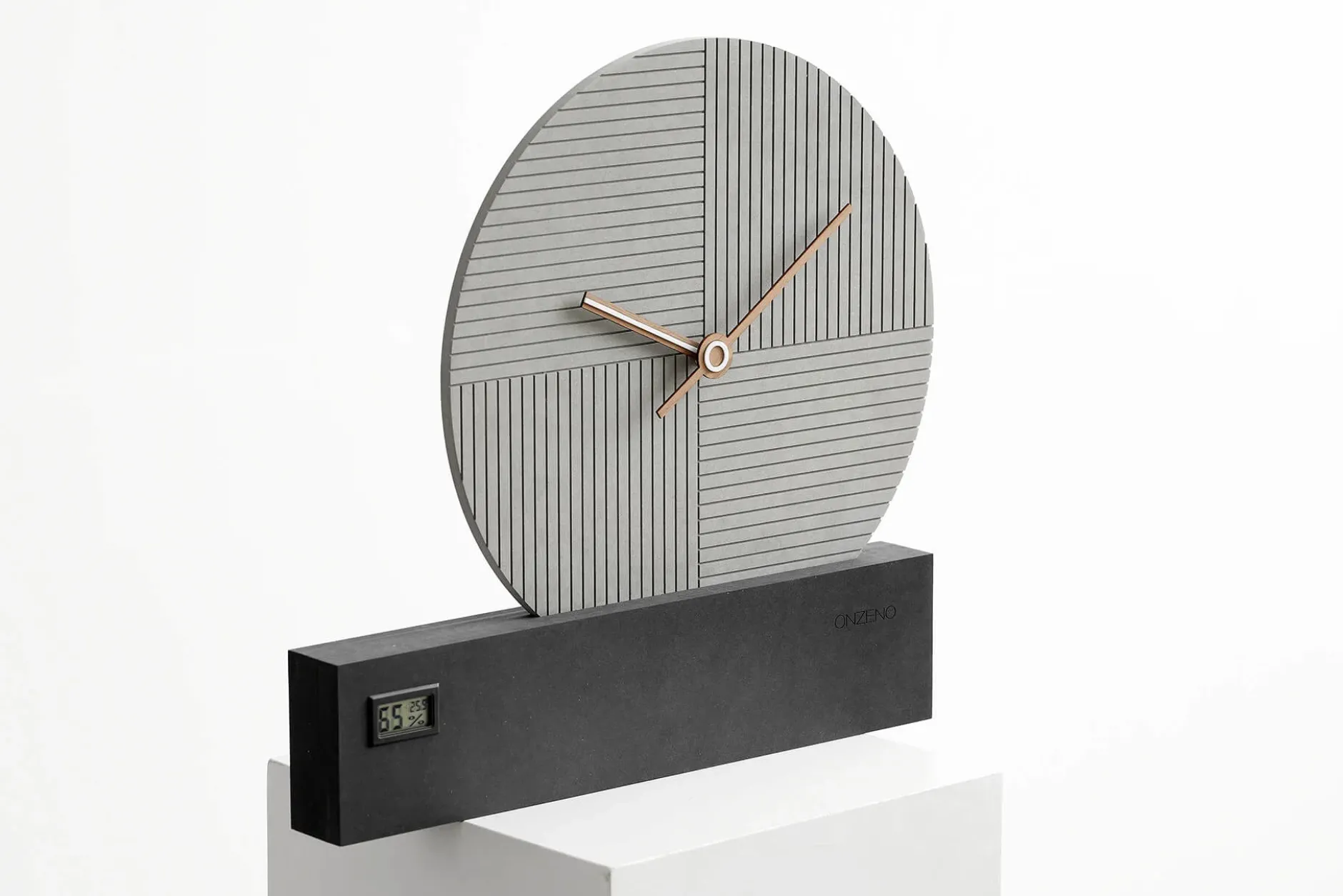 Design Wanduhr 'THE BLACK ACCESSOIRE.'