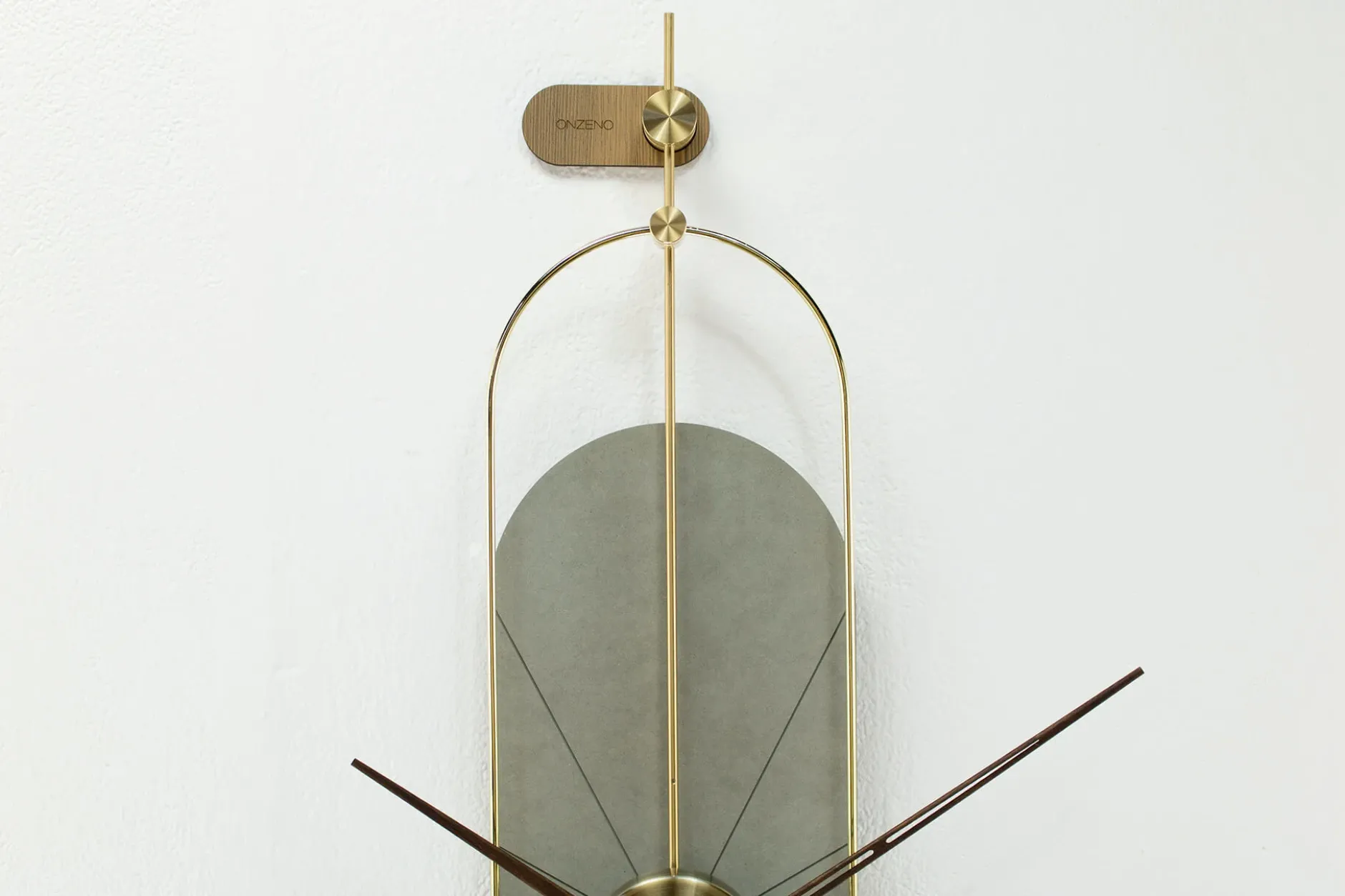 Design Wanduhr 'THE GREY PLANET.'