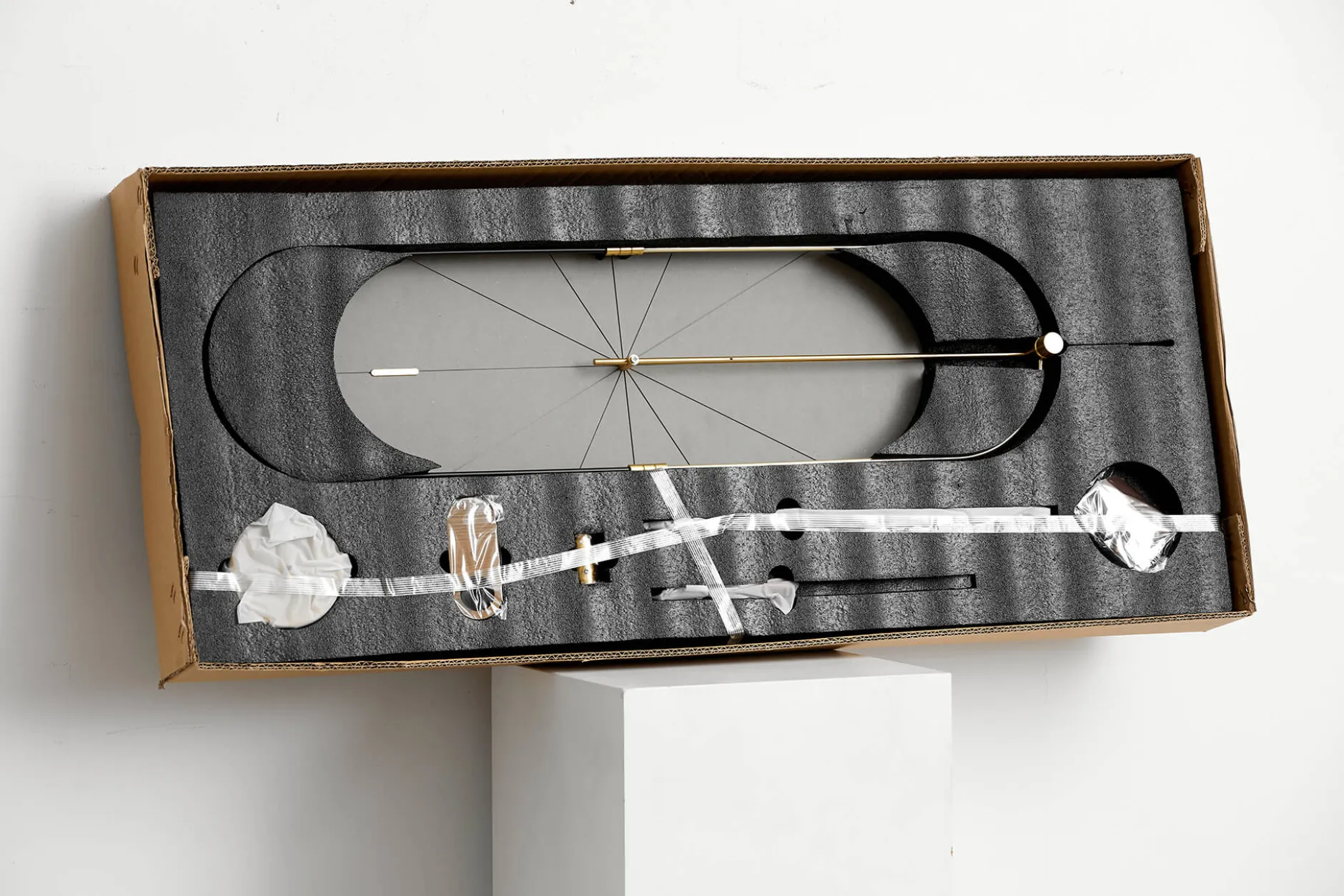 Design Wanduhr 'THE GREY PLANET.'