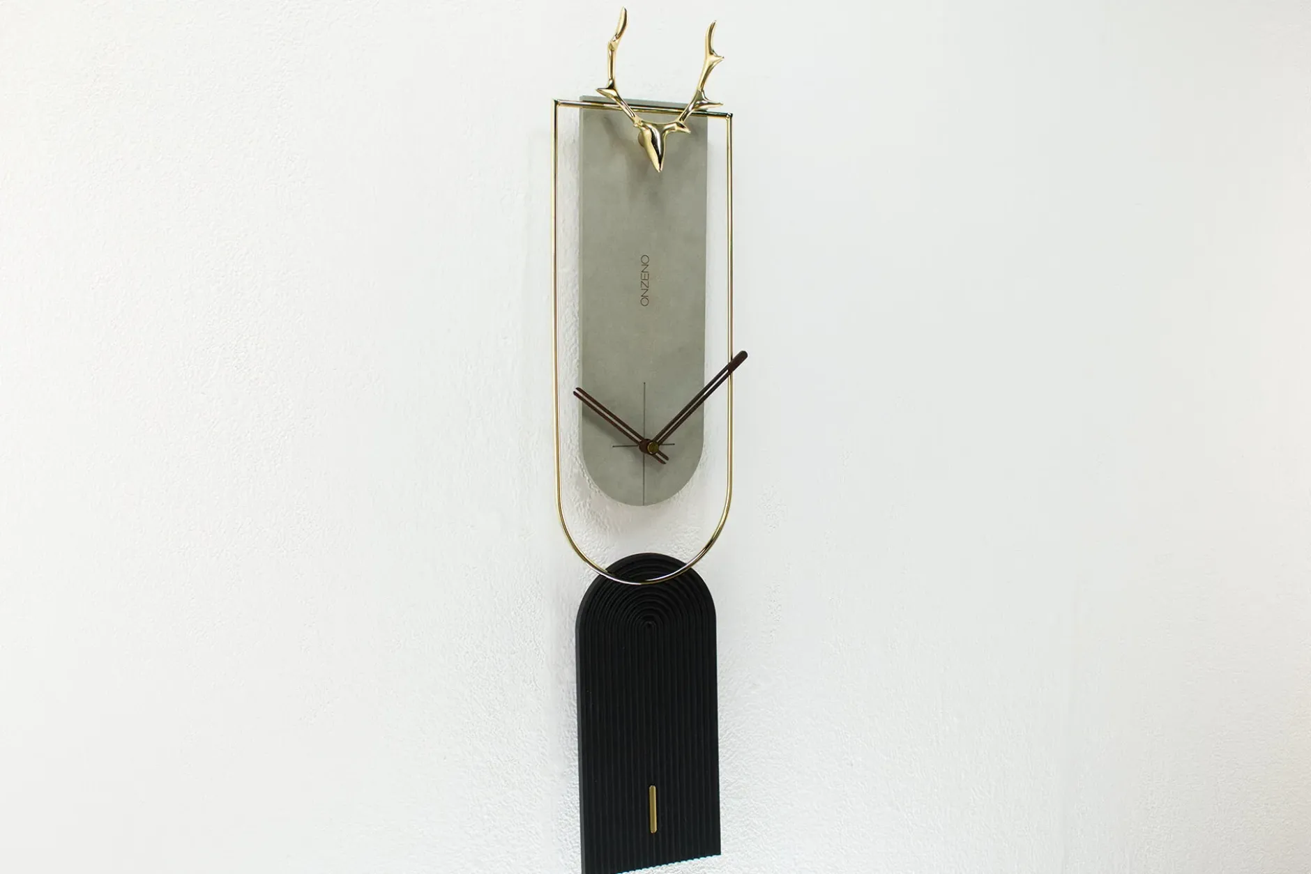 Design Wanduhr 'THE UPSIDE DOWN.'