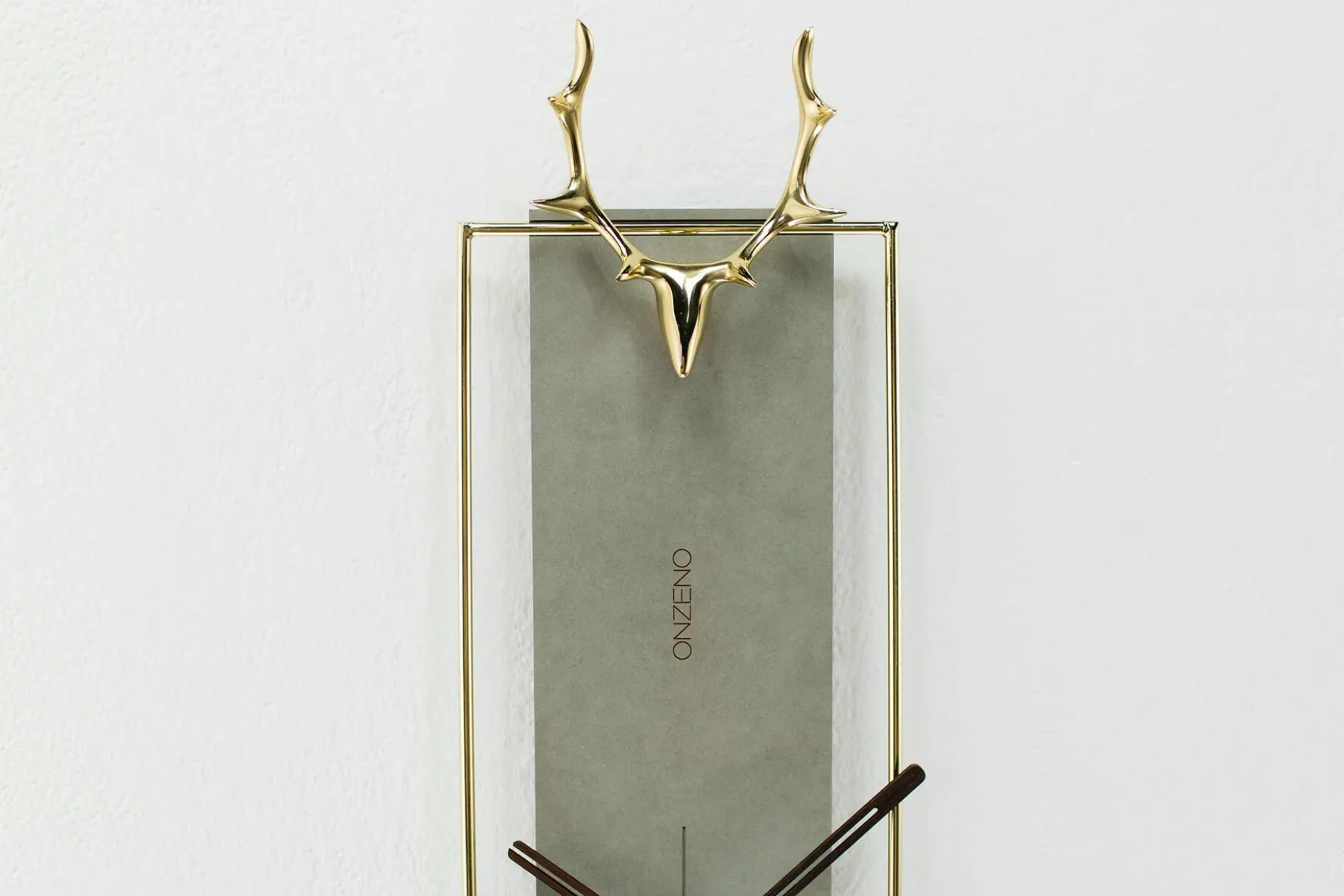 Design Wanduhr 'THE UPSIDE DOWN.'