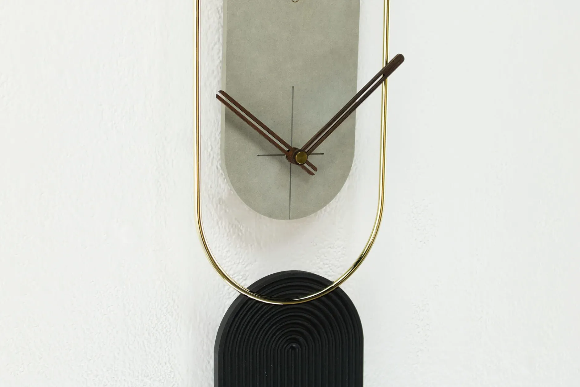 Design Wanduhr 'THE UPSIDE DOWN.'