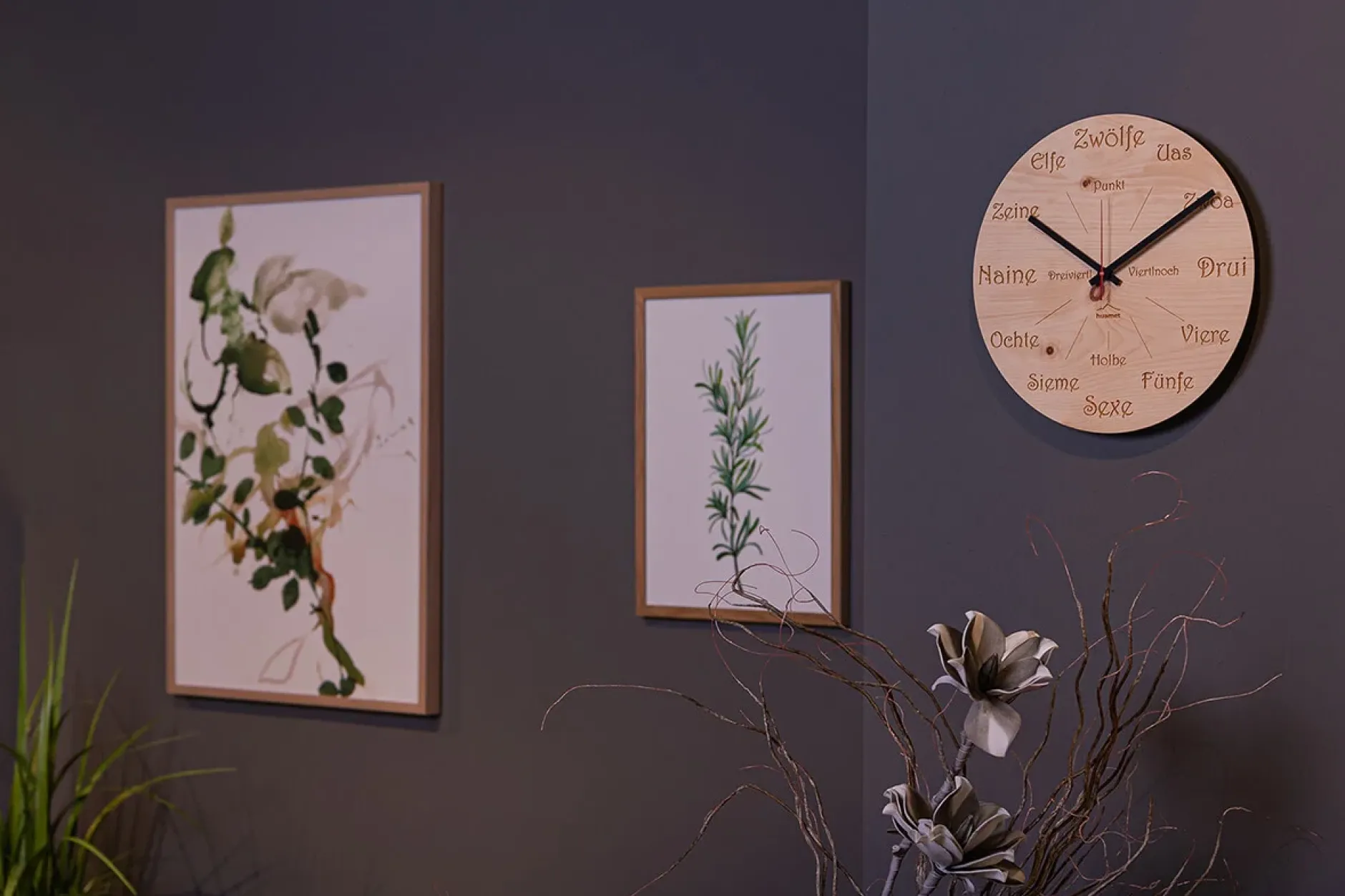 Design Wanduhr 'Uhrform Zirbe rund'