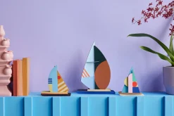 Papierskulptur 'Abstraktes Segelboot'