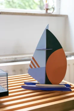 Papierskulptur 'Abstraktes Segelboot'