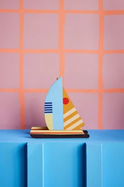 Papierskulptur 'Colocrimson-Segelboot'