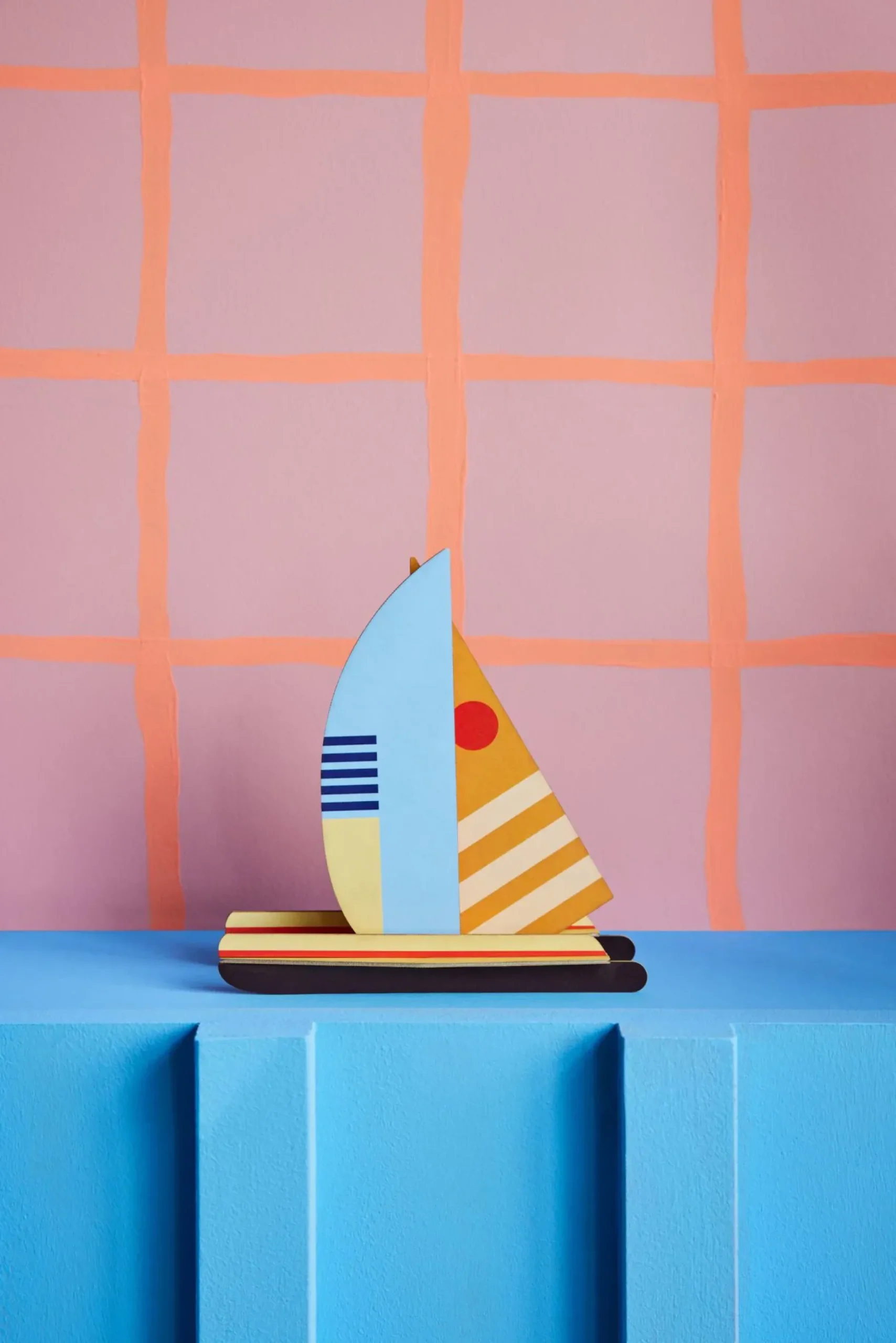 Papierskulptur 'Colocrimson-Segelboot'