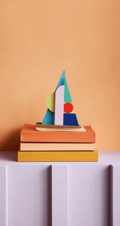 Papierskulptur 'Geometrisches Segelboot'