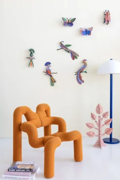 Papierskulptur 'Gestreifter Baum'