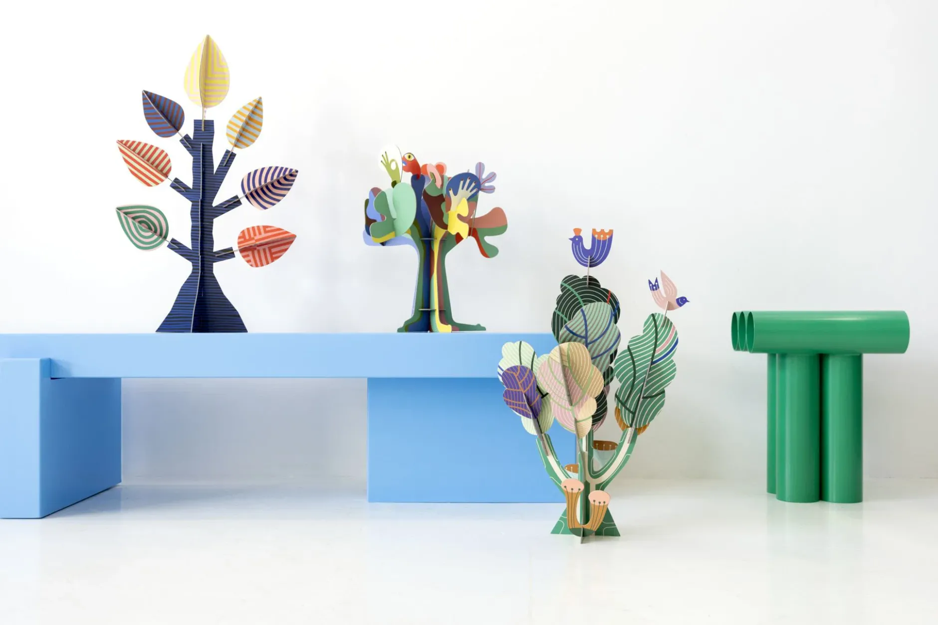 Papierskulptur 'Gestreifter Baum'