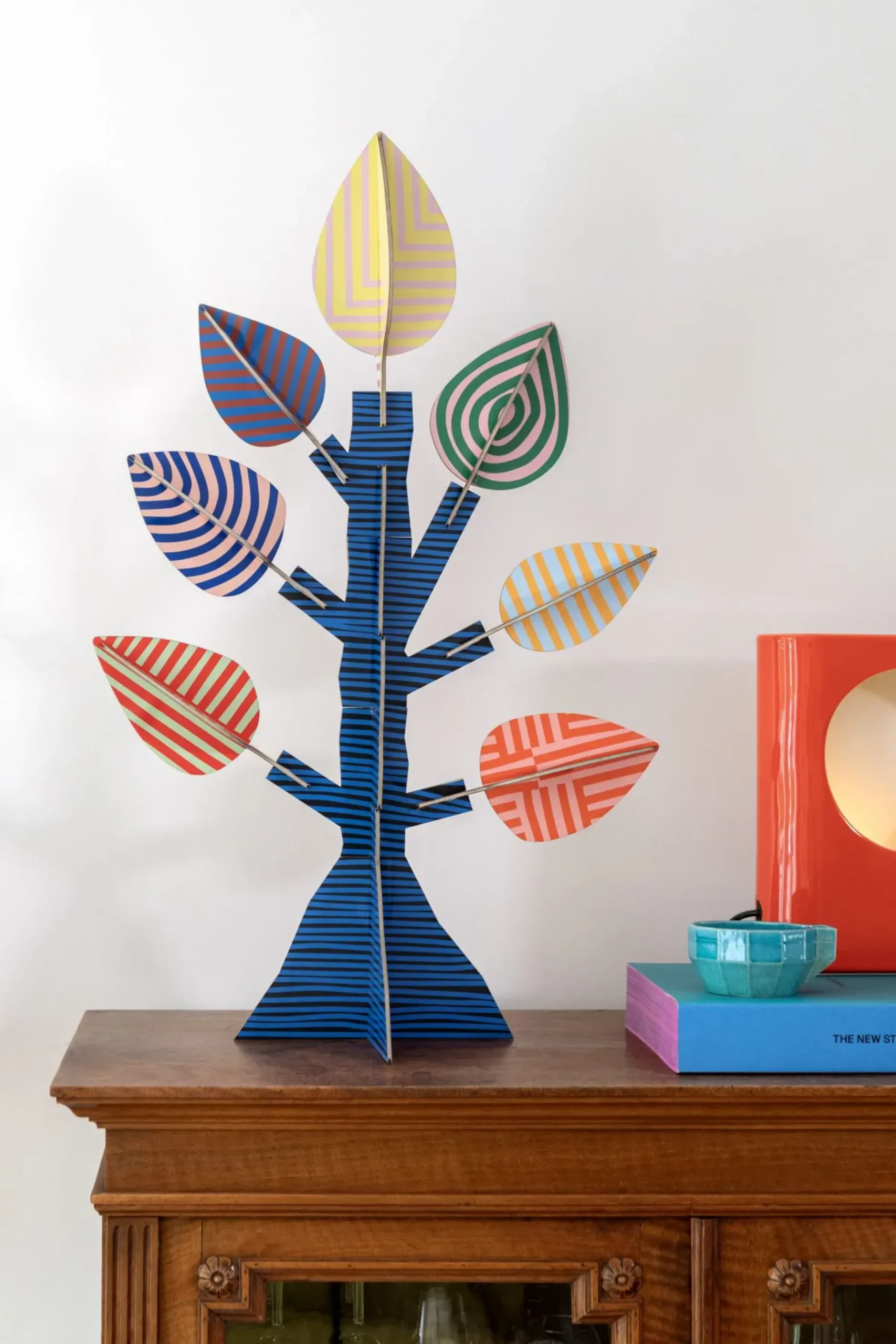 Papierskulptur 'Gestreifter Baum'