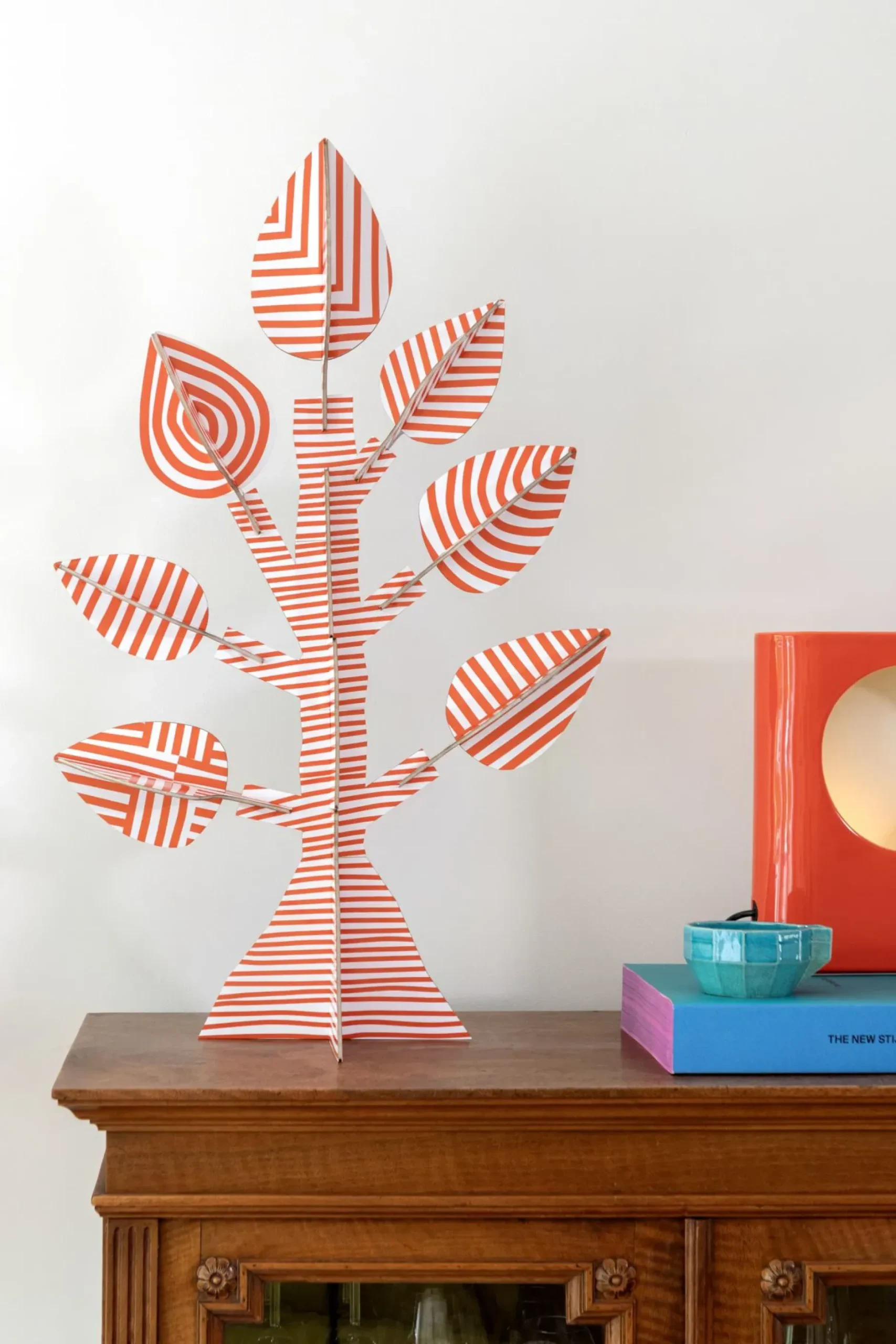 Papierskulptur 'Gestreifter Baum'
