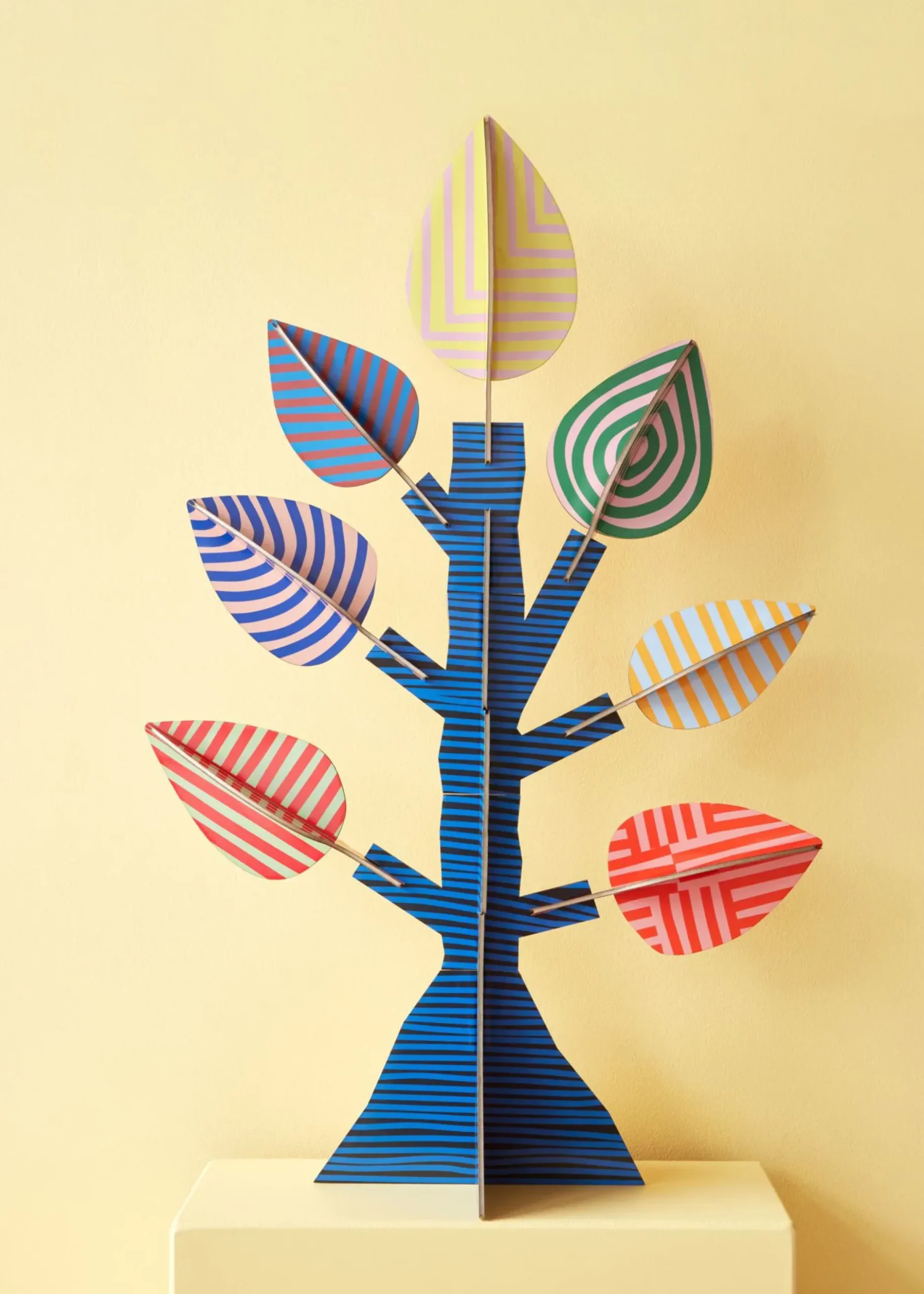 Papierskulptur 'Gestreifter Baum'