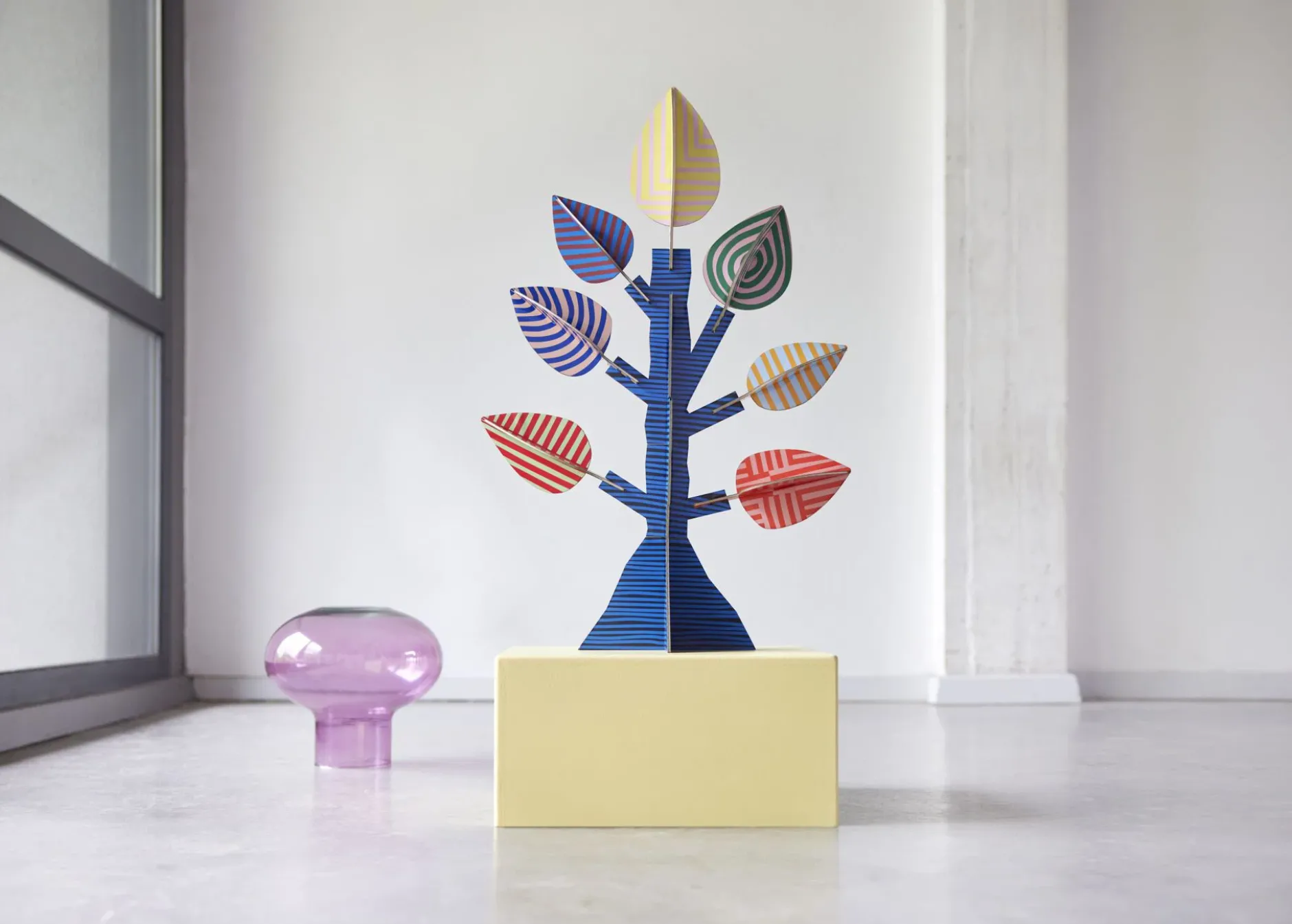 Papierskulptur 'Gestreifter Baum'