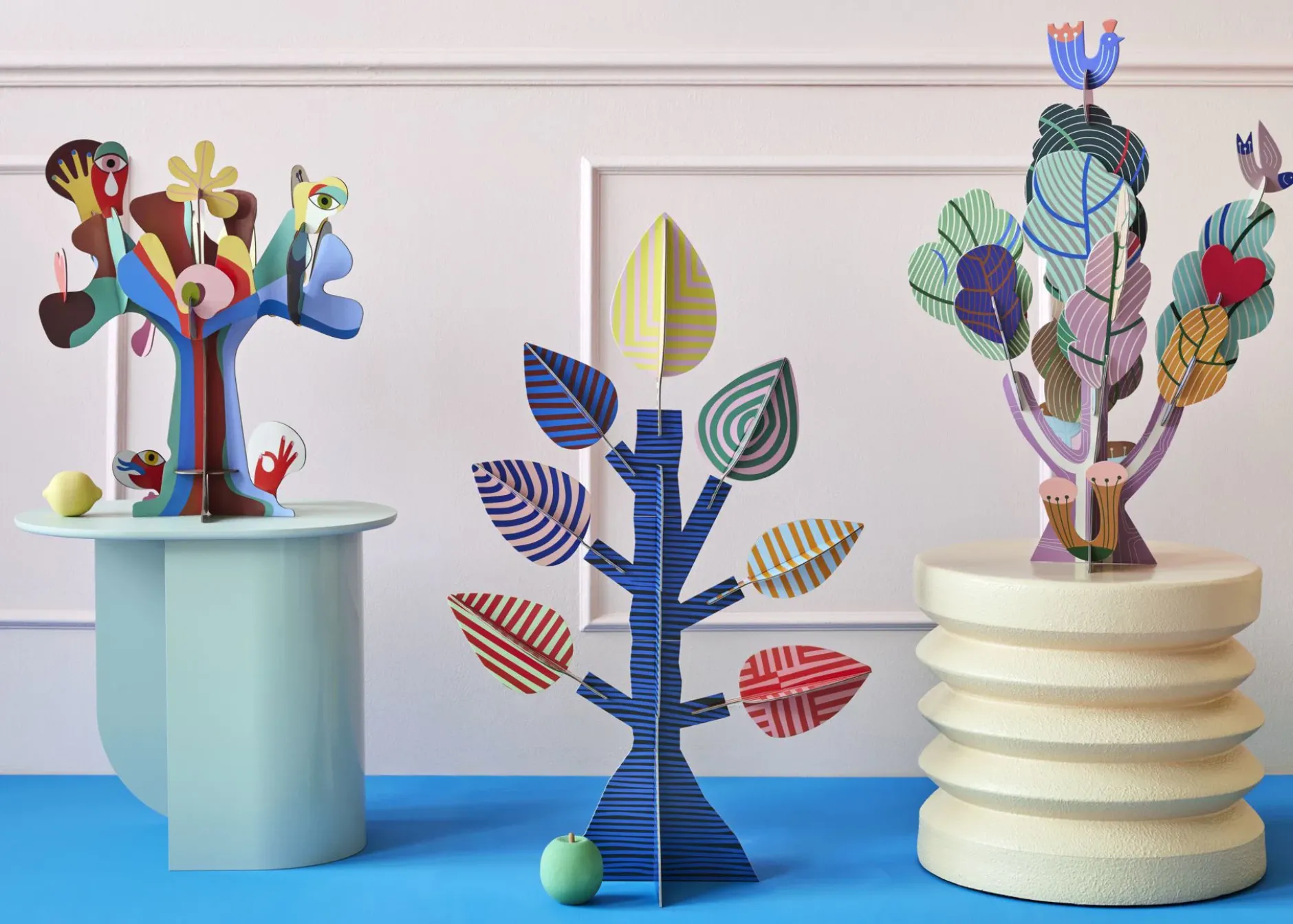 Papierskulptur 'Gestreifter Baum'