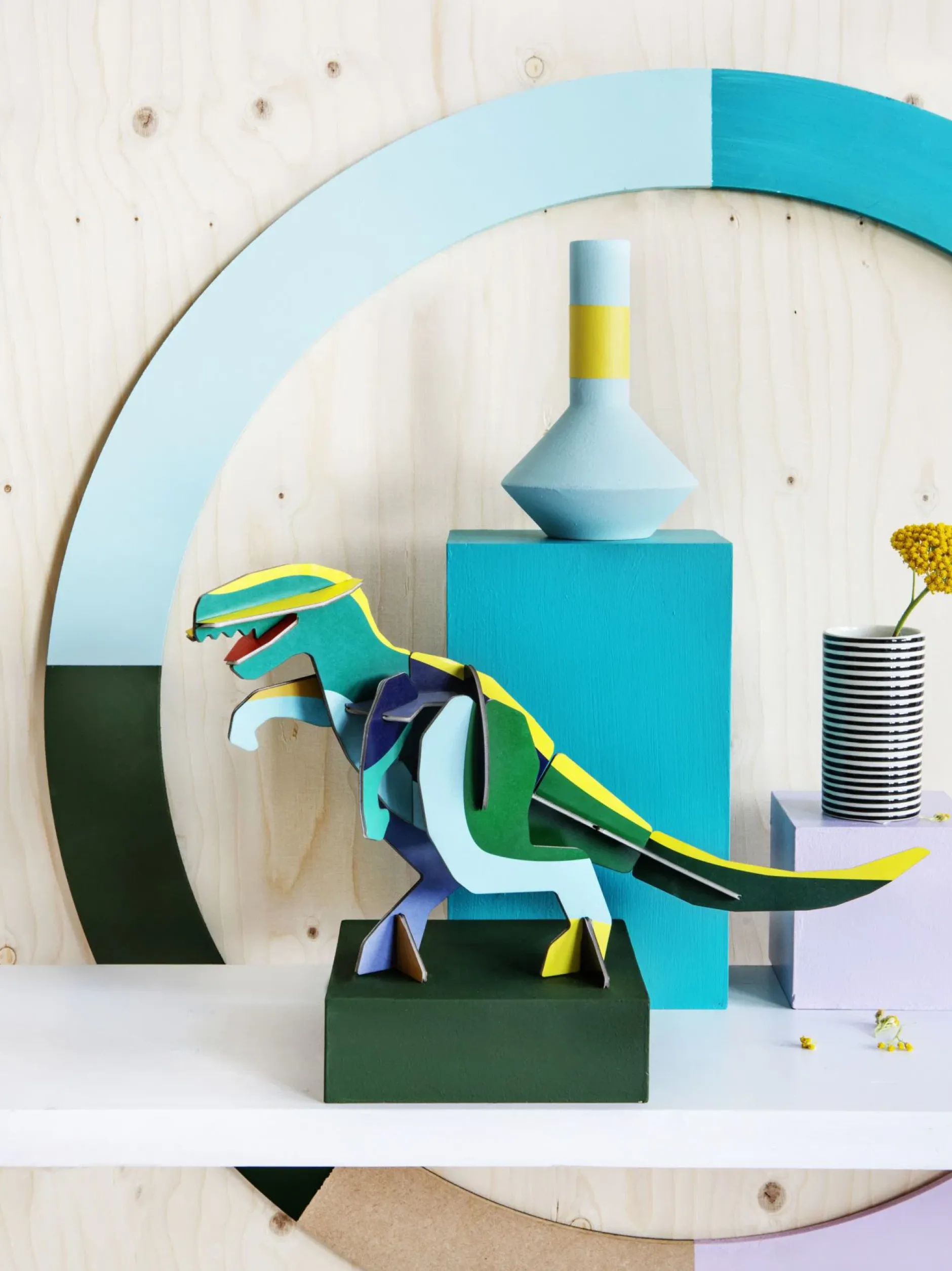 Papierskulptur 'Leuchtender Dino'