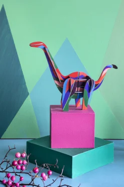 Papierskulptur 'Leuchtender Riesendino'