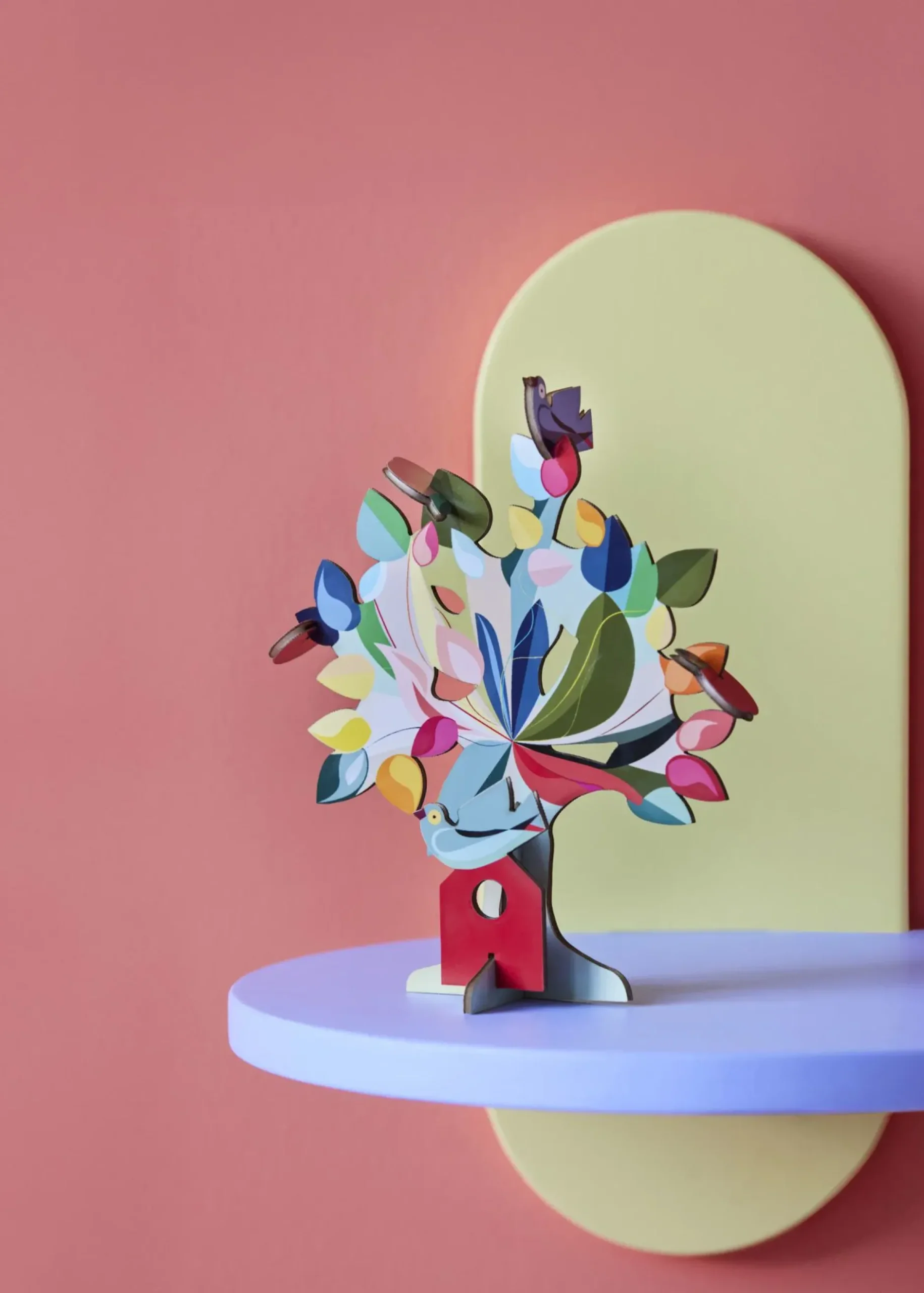 Papierskulptur 'Leuchtender Vogelbaum'