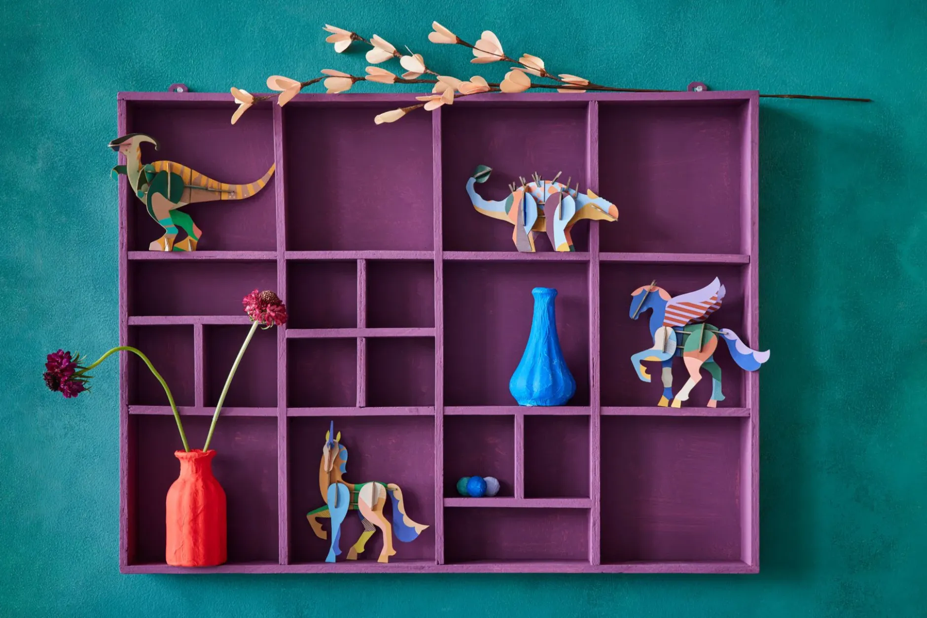 Papierskulptur 'Stacheliger Dino'