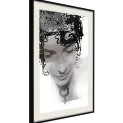 Poster 'Delicate Features'