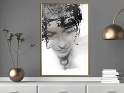 Poster 'Delicate Features'