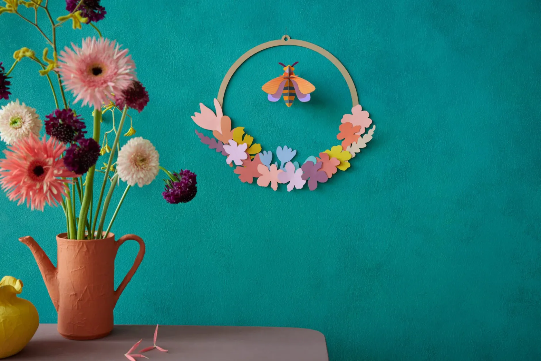 Wanddeko Papier 'Bienen-Blumenkranz'