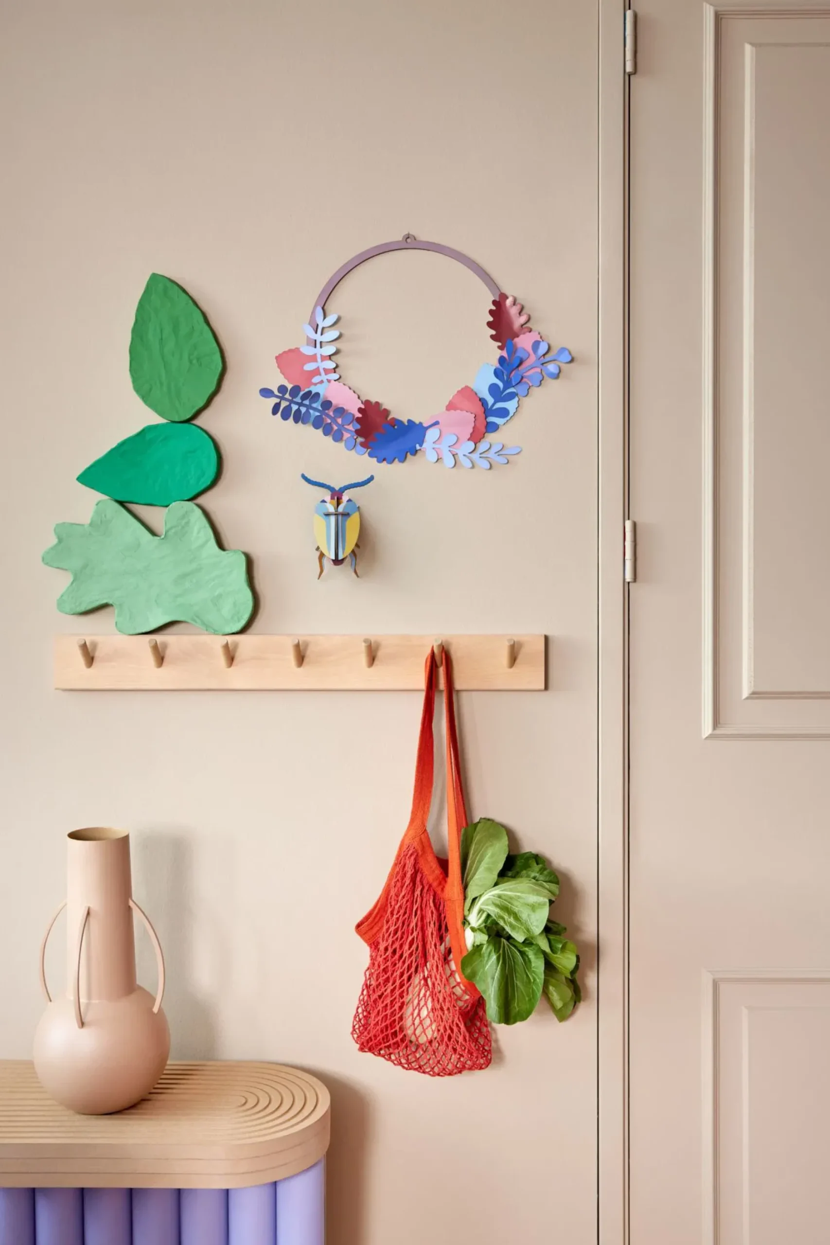 Wanddeko Papier 'Käfer-Blumenkranz'