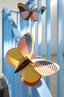 Wanddeko Papier 'Pfirsichflügel-Flattern'