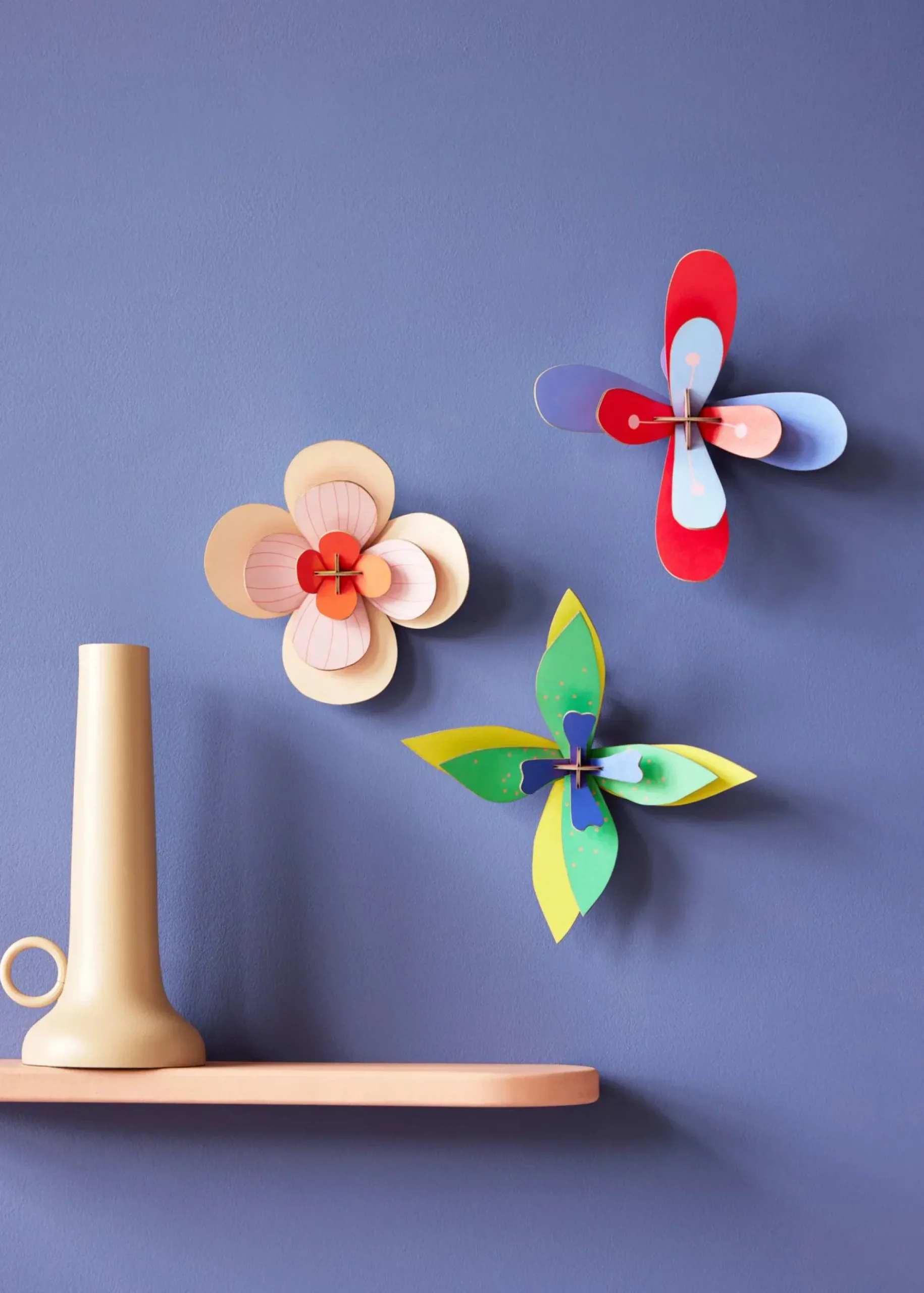 Wanddeko Papier 'Verspielte Blumenbastelei'