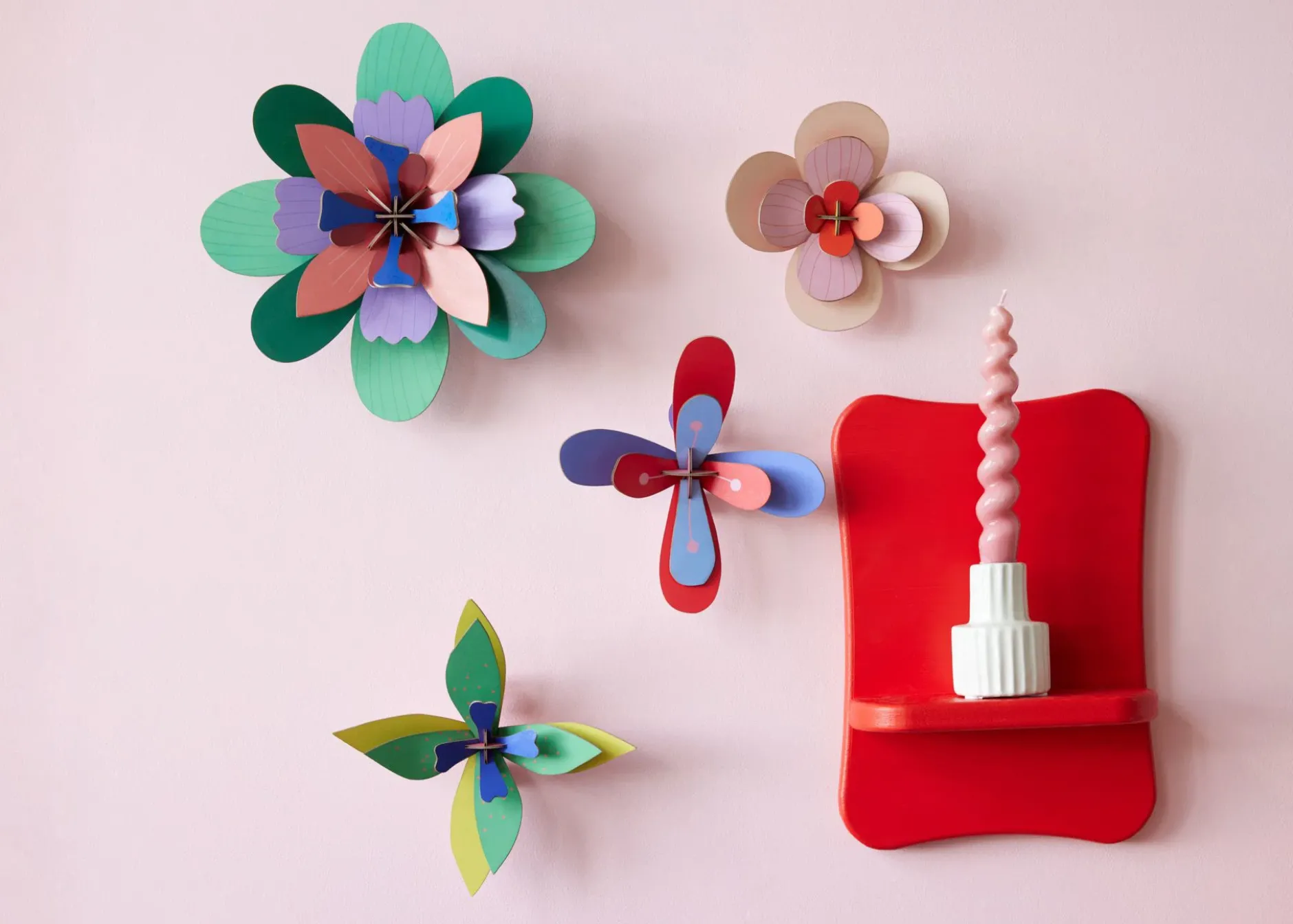 Wanddeko Papier 'Verspielte Blumenbastelei'